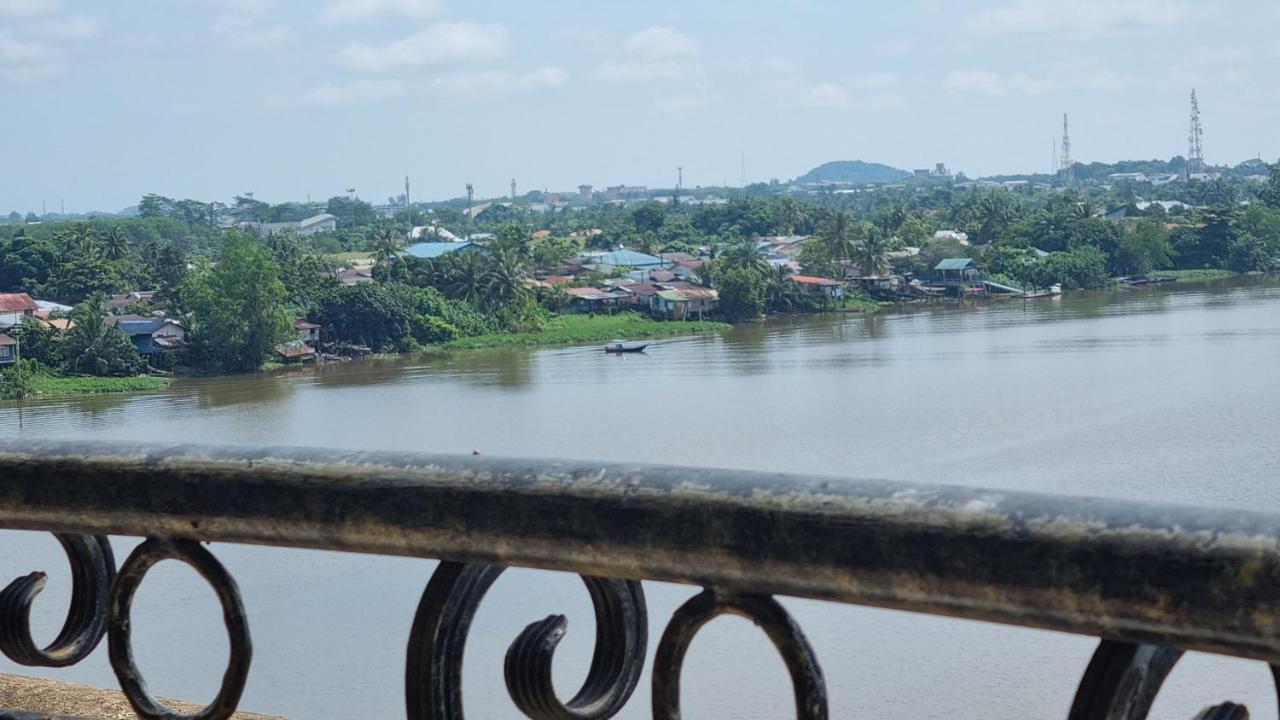 Kenyalang Emerald Riverine Resort Homestay 古晋 外观 照片