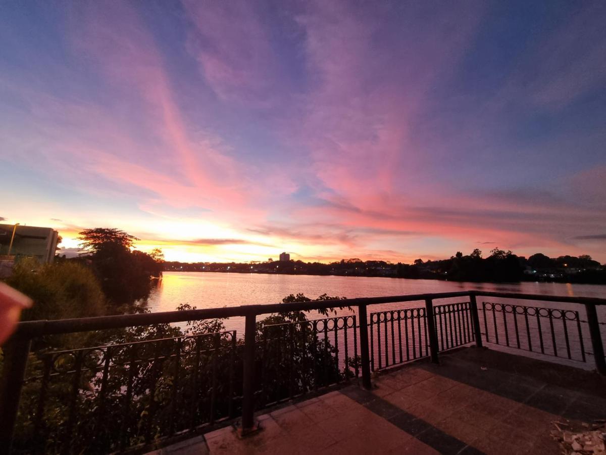 Kenyalang Emerald Riverine Resort Homestay 古晋 外观 照片